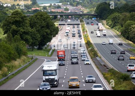 25 juin 2022, Rhénanie-du-Nord-Westphalie, Königswinter: Circulation sur l'autoroute A3 près de Königswinter Ittenbach samedi matin. La Rhénanie-du-Nord-Westphalie est le premier État à commencer ses vacances d'été. Photo: Thomas Banneyer/dpa Banque D'Images