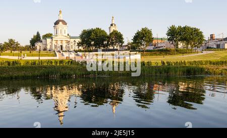 Kolomna, Russie - 9 juin 2022 : vue de l'église Michael Archange sur les berges de la rivière Kolomenka dans la vieille ville de Kolomna en soirée d'été Banque D'Images