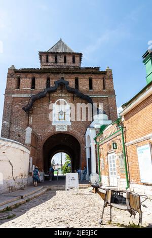 Kolomna, Russie - 10 juin 2022: Vue de la Tour de Pyatnitskaya porte principale du Kremlin de Kolomna de Posad dans la vieille ville de Kolomna le jour ensoleillé d'été Banque D'Images