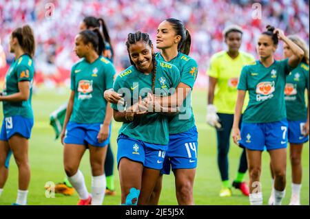 Copenhague, Danemark. 24th juin 2022. Geyse (18) et Gabi Nunes (14) du Brésil s'échauffent avant l'ami du football entre le Danemark et le Brésil à Parken à Copenhague. (Crédit photo : Gonzales photo/Alamy Live News Banque D'Images