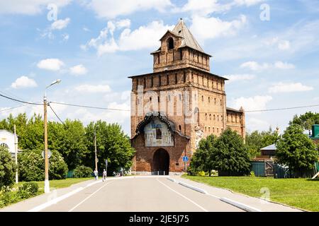 Kolomna, Russie - 10 juin 2022: Vue de la Tour de Pyatnitskaya porte principale du Kremlin de Kolomna depuis le Kremlin dans la vieille ville de Kolomna le jour ensoleillé d'été Banque D'Images