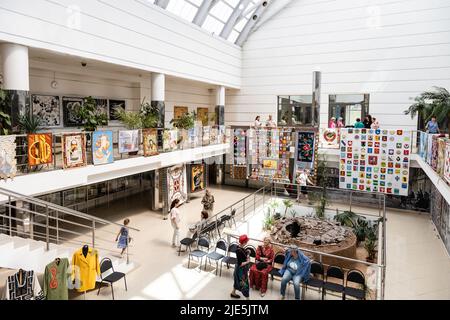 Kolomna, Russie - 11 juin 2022 : quilt en patchwork décoré dans un hall au centre de patinage de vitesse de Kolomna Banque D'Images