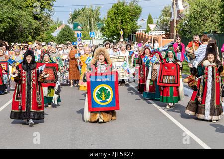 Kolomna, Russie - 11 juin 2022 : procession de maîtres en robe artisanale pendant le Festival international de patchwork l'âme de Russie à Kolomna Kremlin à Banque D'Images