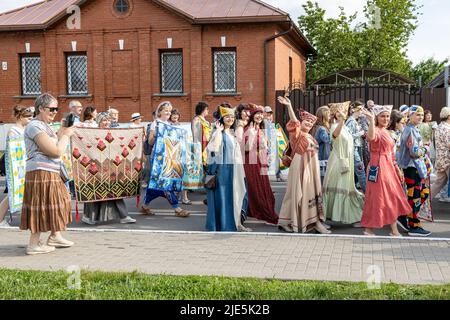 Kolomna, Russie - 11 juin 2022: Procession d'artisans avec courtepointes faites à la main pendant le Festival international de patchwork l'âme de Russie à Kolomna K Banque D'Images