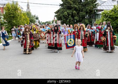 Kolomna, Russie - 11 juin 2022 : procession de maîtres en costumes nationaux faits main pendant le Festival international de patchwork l'âme de Russie à Kolomna Banque D'Images