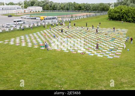 Kolomna, Russie - 11 juin 2022 : vue ci-dessus des courtepointes patchwork artisanales sur la prairie verte pendant le Festival international de patchwork l'âme de Russie dans Banque D'Images