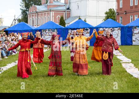 Kolomna, Russie - 11 juin 2022: Exposition en plein air de la collection de robes faites à la main sur la prairie verte dans le Kremlin de Kolomna pendant la fête internationale de patchwork Banque D'Images