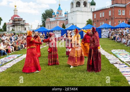 Kolomna, Russie - 11 juin 2022 : exposition extérieure de robes artisanales sur un pré vert au Kremlin de Kolomna pendant le Festival international de patchwork Sou Banque D'Images