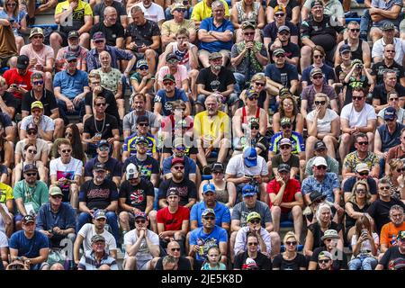 ASSEN - image atmosphérique du public pendant les sessions de formation de qualification sur 25 juin 2022 au circuit TT d'Assen, aux pays-Bas. ANP VINCENT JANNINK Banque D'Images