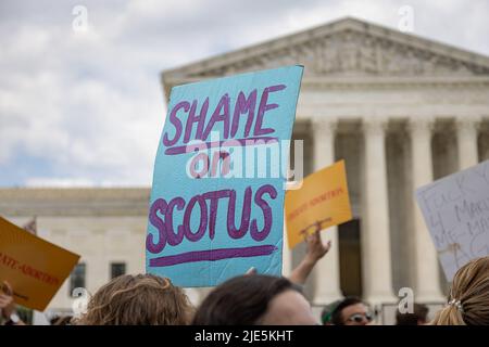 District de Columbia, États-Unis. 23rd juin 2022. Les signes de droit à l'avortement en dehors de la Cour suprême des États-Unis, qui a voté ?5 à 4? Pour faire tomber l'arrêt Roe c. Wade, le 2 juin?4?, 2022 à Washington, DC. L'avis met fin à 50 ans de protection constitutionnelle fédérale des droits à l'avortement et permet à chaque État de décider s'il doit restreindre ou interdire l'avortement. (Photo de Michael Nidro/Sipa USA) crédit: SIPA USA/Alay Live News Banque D'Images