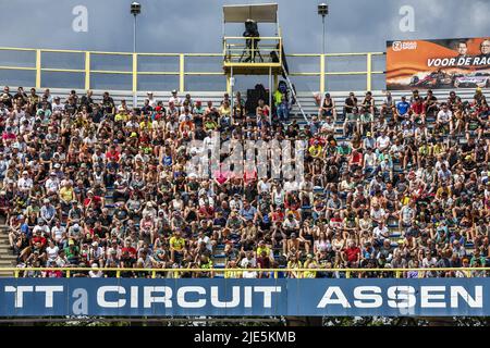 ASSEN - image atmosphérique du public pendant les sessions de formation de qualification sur 25 juin 2022 au circuit TT d'Assen, aux pays-Bas. ANP VINCENT JANNINK Banque D'Images