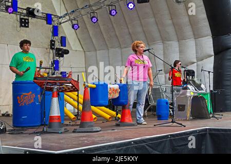 Groupe de percussions indésirables armes de son au Boomfest à Clarence Park, Weston-super-Mare, Royaume-Uni, le 20 août 2011 Banque D'Images