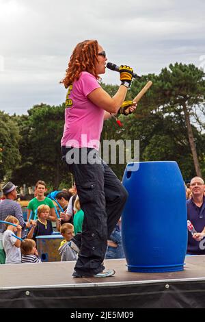 Groupe de percussions indésirables armes de son au Boomfest à Clarence Park, Weston-super-Mare, Royaume-Uni, le 20 août 2011 Banque D'Images