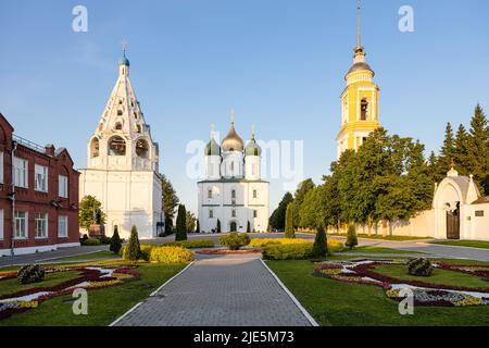 Place de la cathédrale (Sobornaya) avec la cathédrale de l'Assomption et les clochers du Kremlin de Kolomna dans la vieille ville de Kolomna au coucher du soleil d'été Banque D'Images