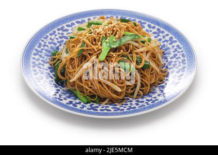 Nouilles frites à la sauce soya de style Hong Kong ( chow mein ) isolées sur fond blanc Banque D'Images