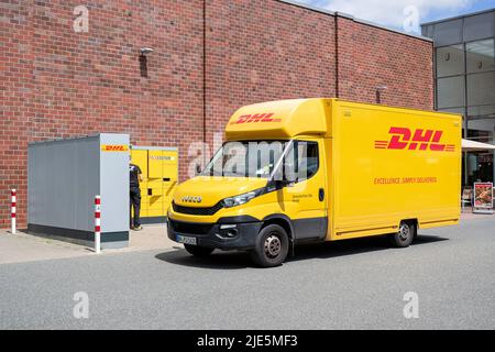 Fourgonnette DHL Iveco Daily à Packstation Banque D'Images