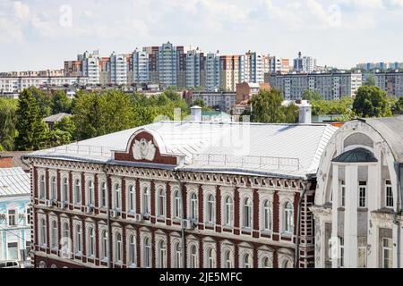 Au-dessus de la vue de nouveaux bâtiments d'appartements en hauteur dans la vieille ville de Kolomna le jour d'été depuis le clocher de l'église Saint-Jean l'évangéliste Banque D'Images