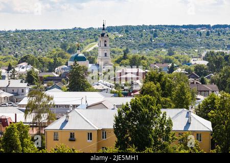 Vue sur les bâtiments résidentiels et le dôme de l'église Michael Archangel dans la vieille ville de Kolomna le jour d'été depuis le clocher de l'église de Saint Jean l'Evang Banque D'Images