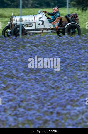 Wismar, Allemagne. 25th juin 2022. Un Ford Un Speedster construit en 1929 est sur la route après le début du rallye automobile classique de 7th dans l'ouest du Mecklembourg. Lors du rallye automobile classique, les motos et voitures historiques se rendent sur le circuit et commémorent l'histoire de la mobilité. Credit: Jens Büttner/dpa/ZB/dpa/Alay Live News Banque D'Images