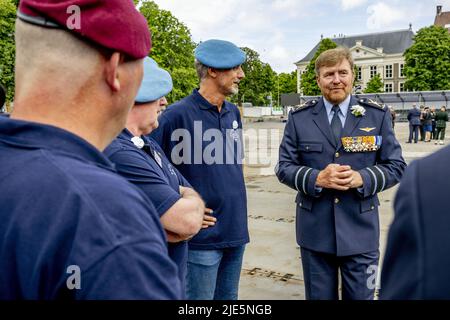 2022-06-25 13:26:38 LA HAYE -Roi Willem-Alexander pendant la Journée des anciens combattants néerlandais en conversation avec les anciens combattants de dutchbat. Au cours de cet hommage à plus de 100 000 anciens combattants néerlandais, le roi donne un discours et présente dix-huit inscriptions de bannière aux unités des forces armées qui se sont distinguées pendant la bataille en Afghanistan. ANP ROBIN UTRECHT pays-bas - belgique sortie Banque D'Images