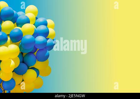 Ballons jaunes et bleus. Gros bouquet de boules. Bulle d'hélium arrière-plan avec place pour le texte. Copier l'espace. Banque D'Images