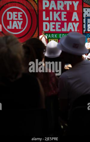 Milan, Italie. 25th juin 2022. Alessandro Cattelan dans Castello Sforzesco pendant la partie comme un Deejay Speakers' Corner pendant 2022 partie comme Un Deejay, concert de musique à Milan, Italie, 25 juin 2022 crédit: Agence de photo indépendante/Alamy Live News Banque D'Images