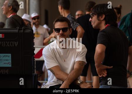 Milan, Italie. 25th juin 2022. Alessandro Cattelan pendant 2022 partie comme Un Deejay, concert de musique à Milan, Italie, 25 juin 2022 crédit: Agence de photo indépendante/Alamy Live News Banque D'Images