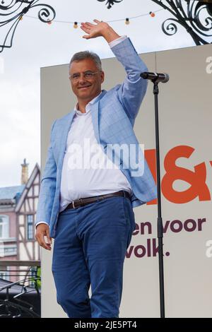 L'ancien président de CD&V, Joachim Coens, photographié pendant la journée familiale annuelle du parti démocrate-chrétien flamand CD&V, le samedi 25 juin 2022, au parc d'attractions Plopsaland de panne. CD&V annoncera aujourd'hui le gagnant du premier tour des élections présidentielles. BELGA PHOTO KURT DESPLENTER Banque D'Images