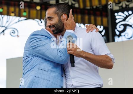 L'ancien président de CD&V, Joachim Coens, et le nouveau président de CD&V, Sammy Mahdi, ont photographié pendant la journée familiale annuelle du parti démocrate-chrétien flamand, CD&V, le samedi 25 juin 2022, au parc d'attractions de Plopsaland, à de panne. CD&V annoncera aujourd'hui le gagnant du premier tour des élections présidentielles. BELGA PHOTO KURT DESPLENTER Banque D'Images