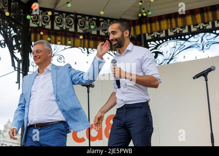 L'ancien président de CD&V, Joachim Coens, et le nouveau président de CD&V, Sammy Mahdi, ont photographié pendant la journée familiale annuelle du parti démocrate-chrétien flamand, CD&V, le samedi 25 juin 2022, au parc d'attractions de Plopsaland, à de panne. CD&V annoncera aujourd'hui le gagnant du premier tour des élections présidentielles. BELGA PHOTO KURT DESPLENTER Banque D'Images