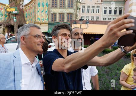 L'ancien président de CD&V, Joachim Coens, le ministre flamand de la Jeunesse, des médias et des Affaires bruxellesBenjamin Dalle et le nouveau président de CD&V, Sammy Mahdi, ont photographié pendant la journée familiale annuelle du parti démocrate-chrétien flamand CD&V, le samedi 25 juin 2022, au parc d'attractions de Plopsaland. CD&V annoncera aujourd'hui le gagnant du premier tour des élections présidentielles. BELGA PHOTO KURT DESPLENTER Banque D'Images