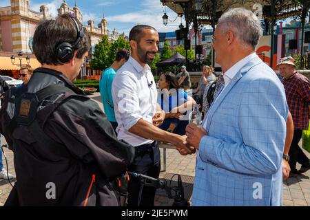 Sammy Mahdi, le nouveau président de CD&V, et Joachim Coens, l'ancien président de CD&V, photographiés lors de la journée familiale annuelle du parti démocrate-chrétien flamand CD&V, le samedi 25 juin 2022, au parc d'attractions de Plopsaland, à de panne. CD&V annoncera aujourd'hui le gagnant du premier tour des élections présidentielles. BELGA PHOTO KURT DESPLENTER Banque D'Images