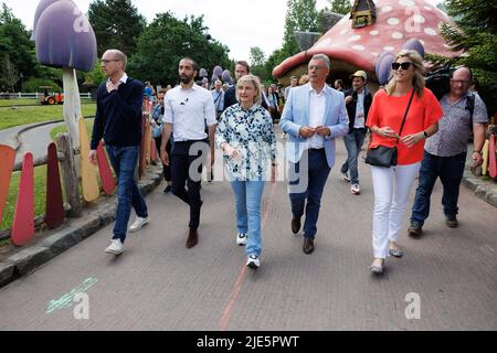 Vice-Premier ministre et ministre des Finances Vincent Van Peteghem, nouveau président du CD&V Sammy Mahdi, ministre flamand de la protection sociale Hilde Crevits, ancien président du CD&V Joachim Coens et ministre de l'intérieur Annelies Verlinden photographiés le samedi 25 juin 2022, lors de la journée familiale annuelle du parti démocrate-chrétien flamand CD&V Au parc d'attractions de Plopsaland à de panne. CD&V annoncera aujourd'hui le gagnant du premier tour des élections présidentielles. BELGA PHOTO KURT DESPLENTER Banque D'Images