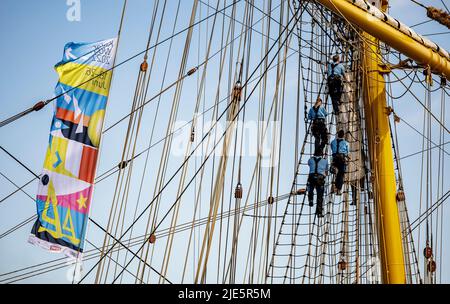 Kiel, Allemagne. 25th juin 2022. Les Marines escaladent les voiles sur le bateau d'entraînement à voile « Gorch Fock » pour mettre la voile pour le défilé Kieler Woche windjammer sur le fjord. Credit: Axel Heimken/dpa/Alay Live News Banque D'Images