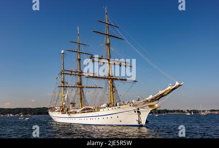 Kiel, Allemagne. 25th juin 2022. Les soldats de la Marine ont mis la voile sur le navire d'entraînement 'Gorch Fock' avant de mettre la voile pour le défilé Kieler Woche windjammer sur le fjord. Credit: Axel Heimken/dpa/Alay Live News Banque D'Images