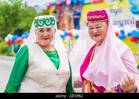 Vladivostok, Russie. 25th juin 2022. Les femmes vêtues de costumes traditionnels participent au festival Sabantui à Vladivostok, Russie, 25 juin 2022. Sabantui est un festival d'été célébré par les minorités ethniques de Bashkir et de Tatar en Russie. Credit: Guo Feizhou/Xinhua/Alamy Live News Banque D'Images