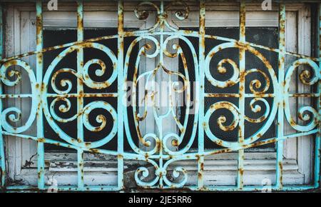 Grille de fenêtre en fer décoratif rouillé. Banque D'Images