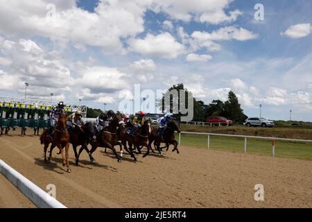 Coureurs et cavaliers au début de la course bien-être handicap pendant le troisième jour du Northumberland plate Festival à l'hippodrome de Newcastle. Date de la photo: Samedi 25 juin 2022. Banque D'Images