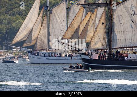 Kiel, Allemagne. 25th juin 2022. D'innombrables navires, bateaux, marins et voiliers traditionnels participent au défilé Kieler Woche windjammer sur le fjord. Credit: Axel Heimken/dpa/Alay Live News Banque D'Images