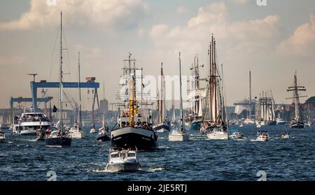 Kiel, Allemagne. 25th juin 2022. D'innombrables navires, bateaux, marins et voiliers traditionnels participent au défilé Kieler Woche windjammer sur le fjord. Credit: Axel Heimken/dpa/Alay Live News Banque D'Images