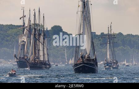 Kiel, Allemagne. 25th juin 2022. D'innombrables navires, bateaux, marins et voiliers traditionnels participent au défilé Kieler Woche windjammer sur le fjord. Credit: Axel Heimken/dpa/Alay Live News Banque D'Images