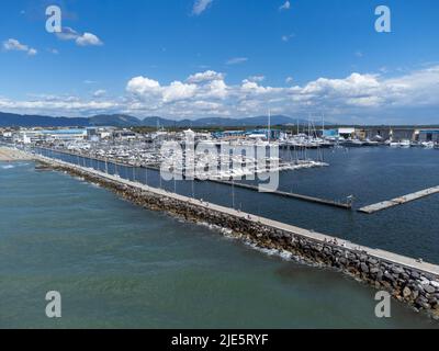 Vue sur la jetée et la marina de Viareggio, Italie. Banque D'Images