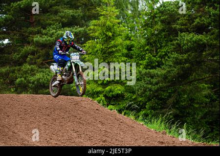 Dobele, Lettonie, 18 juin 2022: pilote de motocross en action le long de la route de terre et des terrains vallonnés, championnat de motocross Banque D'Images