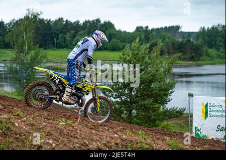 Dobele, Lettonie, 18 juin 2022: pilote de motocross en action le long de la route de terre et des terrains vallonnés, championnat de motocross Banque D'Images