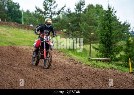 Dobele, Lettonie, 18 juin 2022: pilote de motocross en action le long de la route de terre et des terrains vallonnés, championnat de motocross Banque D'Images