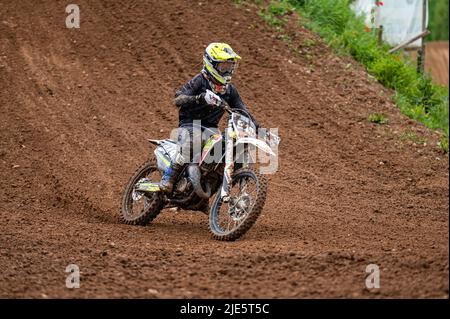 Dobele, Lettonie, 18 juin 2022: pilote de motocross en action le long de la route de terre et des terrains vallonnés, championnat de motocross Banque D'Images