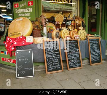 Le magasin de spécialités au fromage du Deli au Viktualienmarkt, point gastronomique à Munich - Allemagne, avec les offres quotidiennes sur les tableaux Banque D'Images