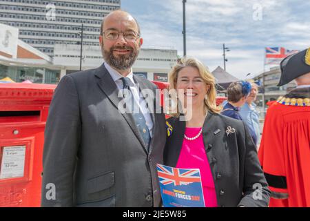 Southend on Sea, Royaume-Uni. 25th juin 2022. Anna Firth, députée conservatrice de Southend West, avec James Duddridge, députée conservatrice de Rochford et Southend East. Parade de la Journée des forces armées et service en plein air dans la rue High, Southend. Penelope Barritt/Alamy Live News Banque D'Images