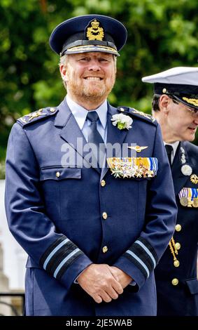 2022-06-25 13:41:43 LA HAYE - Premier ministre Mark Rutte et le roi Willem-Alexander pendant la Journée des anciens combattants néerlandais pendant le dépôt. Au cours de cet hommage à plus de 100 000 anciens combattants néerlandais, le roi donne un discours et présente dix-huit inscriptions de bannière aux unités des forces armées qui se sont distinguées pendant la bataille en Afghanistan. ANP ROBIN UTRECHT pays-bas - belgique sortie Banque D'Images