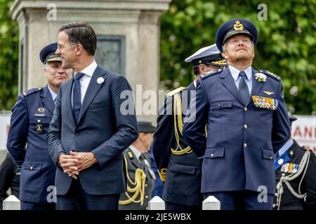 2022-06-25 13:45:28 LA HAYE - Premier ministre Mark Rutte et le roi Willem-Alexander pendant la Journée des anciens combattants néerlandais pendant le dépôt. Au cours de cet hommage à plus de 100 000 anciens combattants néerlandais, le roi donne un discours et présente dix-huit inscriptions de bannière aux unités des forces armées qui se sont distinguées pendant la bataille en Afghanistan. ANP ROBIN UTRECHT pays-bas - belgique sortie Banque D'Images